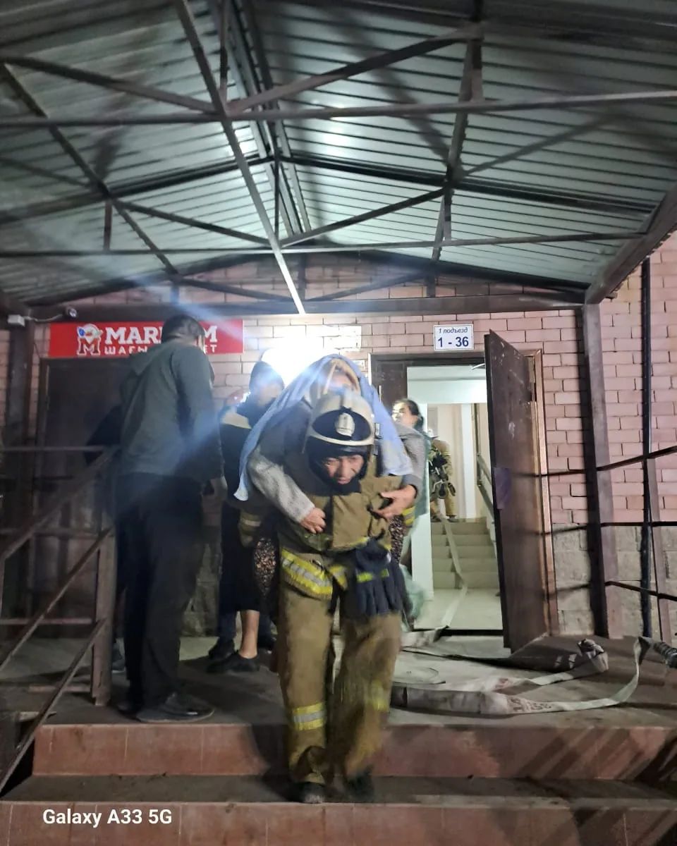 45 жильцов многоэтажного дома эвакуировали из-за пожара в Атырау